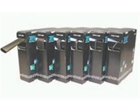 Brady FRG sort krympeflex med lim, 3:1 og Ø19/6 mm, ses som rør fra en række mørke dispenseræsker.