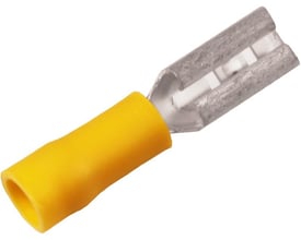 Nærbillede af Elpress isoleret spademuffe, lysegul PVC-isolering, viser den fortinnede messing-tilslutning til 0,1-0,5 mm² ledere.