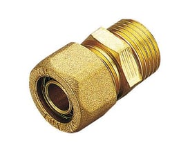 Pexovergangsnippel i messing, 18 mm til 1/2" gevind, vist med hvid baggrund og isoleret.