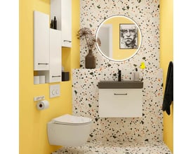 Dansani Shine rundt spejl på Ø90 cm med sort metalramme, integreret LED-lys og monteret i et moderne badeværelse med gul væg.