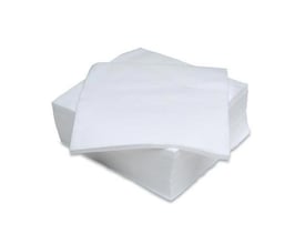 Stabel af 100 fnugfri renseservietter, antistatiske og ridsfrie, ideelle til fiberoptik og stikrensning.