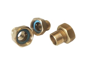 Samlet view af 3 stk. Danfoss messing gevindnipler med pakninger, klar til montering på TVM-H/TVM-W termostatisk blandeventil.