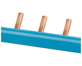 Siemens PIN samleskinne, 10 mm², 1-faset med 13 blå isolerede ben, vist tæt på med kobberstifter fremtrædende.