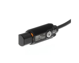 Fotoelektrisk sensor fra Omron, model E3RA-RP11 med M18 gevind, radial type i sort plast med 2 meter kabel.