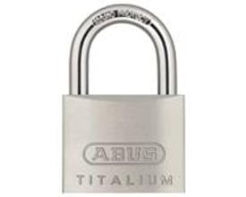 Abus Titalium 64TI/50 hængelås i børstet metal med præget Abus logo og Titalium tekst, perfekt til sikkerhed og korrosionsbeskyttelse.