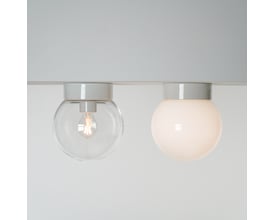 To Ifö Electric Glob 150 lamper, en med klar glas kuppel og synlig E27 fatning, den anden med opal glas kuppel.