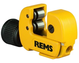 Kombination af REMS RAS Cu-INOX rørskærer og dens justeringsknap, hvor metalrullerne og det runde skærehjul er synlige.