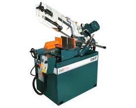 Carif 260 BSA halvautomatisk båndsav med robust, mørkegrøn metalstruktur og hvid savarm. Den hvide savarm har en blå køleslange og en grøn motor.