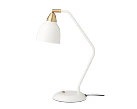 Hvid Urban bordlampe fra Superliving med mat messingtop og drejeled, isoleret på hvid baggrund.
