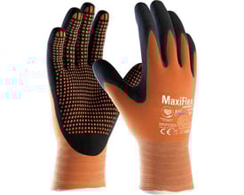 Detalje af ATG Maxiflex Endurance Ad-Apt 42-848 handskerne, der viser orange nitrilbelægning og sorte forstærkninger.
