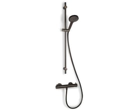 Komplet termostatarmatur med 90 cm brusesæt i børstet nikkel, med 3 stråletyper og 1500 mm bruseslange.