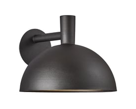 Nordlux Arki 35 udendørs væglampe i sort metal med kuppelformet skærm på 35 cm, isoleret på hvid baggrund.