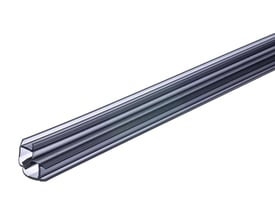Svedbergs 180° Rista magnetliste i sort plast, 1 x 200 cm, vist på skrå med den profilerede ende synlig.