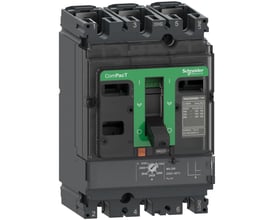 Detaljeret billede af Schneider Electric ComPacT NSX250H maksimalafbryder, der viser mærkater med tekniske specifikationer og justeringsmuligheder for MA220 relæet.