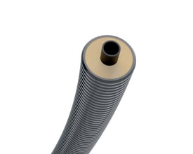 Flexstar Uno rør fra Brugg Pipes med en ydre grå bølget kappe, gyldent isoleringslag og et sort indre PEX-rør med 25mm diameter.