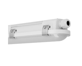 Ledvance Damp Proof LED-armatur på 600 mm med smal lysfordeling, set skråt fra undersiden med monteringsbeslag og kabelindføring.