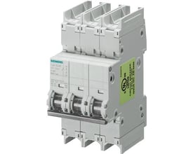 Siemens SENTRON 5SJ4 3-polet automatsikring med C-kurve og 25 A, set skråt forfra med tre tilslutninger.