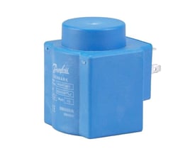 Nærbillede af Danfoss BB024AS spole i blå plast, med fokus på mærkaten og mærket på siden.