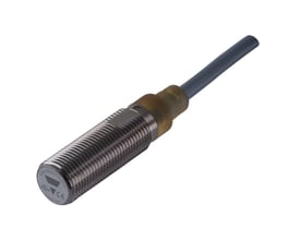 Carlo Gavazzi induktiv M12-sensor med NPN/NC og 2 m kabel, vist skråt med gevindskåret metalhus.