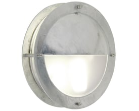 Nordlux Malte væglampe i galvaniseret stål og med halvskærm, vist isoleret mod hvid baggrund med lyset tændt.