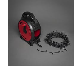 Konstsmide lyskæde på kabeltromle, med 400 varmhvide lys og 27,93 meter ledning, isoleret fra omgivelserne.