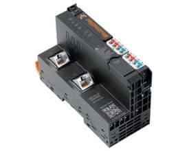 Weidmüller Buskobler UR20-FBC-EIP, Ethernet/IP, med 2x RJ-45 stik og røde/blå terminaler på hvid baggrund.