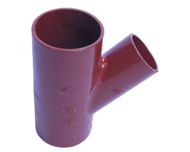 Rødt SML grenrør i støbejern, 80mm hovedrør og 50mm gren med 45 graders vinkel.