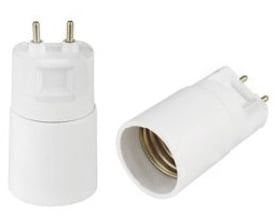 Hvid G12 til E27-adapter til 230 V, vist opret og liggende med G12-stifter og E27-fatning.