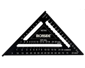 Ironside-vinkel i aluminium på 180 mm med trekantet form, sort overflade og tydelige målegradueringer.