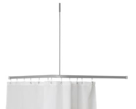Van Der P Profil5001 badeforhængsstang 90x90 cm i sølv monteret med hvidt badeforhæng og loftstøtte.