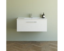 Dansani Mido møbelpakke i hvid mat med 101 cm bredde og en skuffe med greb, monteret på væg med vask og armatur.