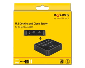 DeLock M.2 Docking and Clone Station til 2 x M.2 SATA SSD indkapslet i gul emballage med produktillustrationer.