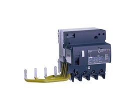 Schneider Electric PFI modul NG125, 125A, 4P, med justerbar følsomhed fra 0,3-3A SD, set fra siden med gule samleskinner.