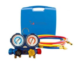 Tecnosystemi 4-vejs manifold til R32, R410A, R134a og R22 med 70mm Bourdon manometre, tre farvede slanger og blå opbevaringskuffert.