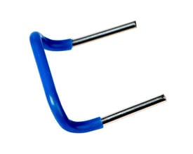 Omron blå sokkelbro med to metalben, designet til brug med P2RF_S, isoleret i blå plast.