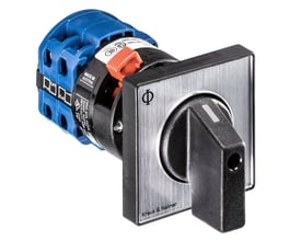 Kraus & Naimer stjerne-trekant omskifter, 25A, med 48x48mm frontmontering og sort drejehåndtag på hvid baggrund.