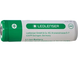 Nærbillede af Ledlenser 21700 batteriet, der viser plus- og minuspoler, mærke, adresse og tekniske specifikationer.