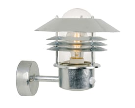 Nordlux Vejers udendørs væglampe med sensor i galvaniseret stål og klar glascylinder.