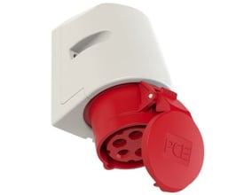 PC Electric CEE vægudtag med lukket klaplåg, viser den røde 5-polede 16A, 400V, IP44-dåse og PCE logo.