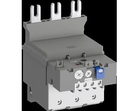 Nærbillede af ABB termorelæ TF140DU-110, der viser justeringsskrue for strømstyrke og reset-funktion.