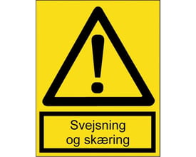 Advarselsskilt med gul baggrund og sort ramme, indeholdende et advarselstrekant-symbol med udråbstegn og teksten 'Svejsning og skæring'.