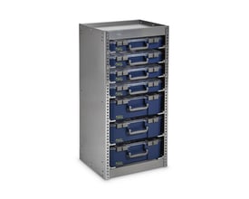 Raaco Carrylite S297 reol i aluminium med syv blå opbevaringskufferter med grå håndtag og klare låg.