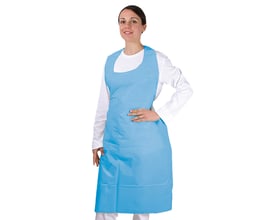 Kvindelig model bærer et lyseblåt engangsforklæde af glat polyethylene, 75 x 140 cm, over en hvid langærmet bluse.