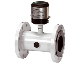 Siemens MAG 8000 CT flowmåler i hvid med sort topenhed og flangeforbindelser, DN200 størrelse.
