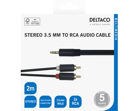 Deltaco sort audiokabel på emballagen med 3,5 mm-stik, to RCA-stik og angivet længde på 2 meter.