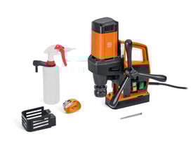 Fein KBE 32 QW 1200W Eco-magnet kerneboremaskine med tilbehør, herunder sprayflaske og holder.