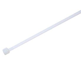 En enkelt naturfarvet kabelbinder af typen 2,5X150 mm, fremstillet af polyamid, ligger skråt på en hvid baggrund.