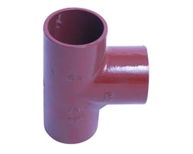 Rødt grenrør i støbejern, 80mm diameter og 88 graders vinkel, uden muffe, isoleret på hvid baggrund.