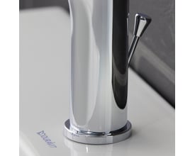 Nærbillede af Duravit A.1 håndvaskarmatur, der viser den blanke krom finish og den cylindriske base på en hvid vask.