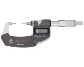 Mitutoyo digitalt mikrometer 0-25mm med IP65-beskyttelse, viser 15.000mm på LCD-displayet og analog skala.